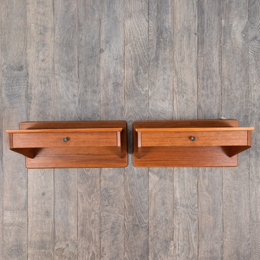 Paire de tables de chevet à tiroir en teck par Omann Jun pour Møbelfabrik, Danemark, 1960 – vue de face – en teck – Danemark, années 1960 – Atelier 56