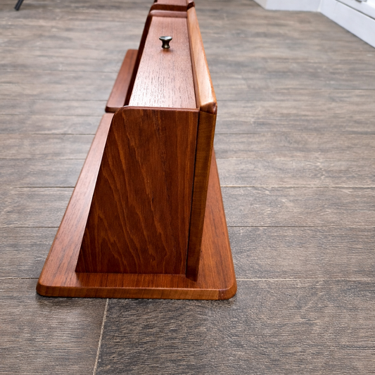 Paire de tables de chevet à tiroir en teck par Omann Jun pour Møbelfabrik, Danemark, 1960 – vue de trois-quarts – en teck – Danemark, années 1960 – Atelier 56