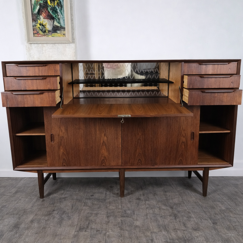 Enfilade bar en teck à tiroirs et portes, Danemark, 1960 – vue de trois-quarts – en teck, miroir – Danemark, années 1960 – Atelier 56