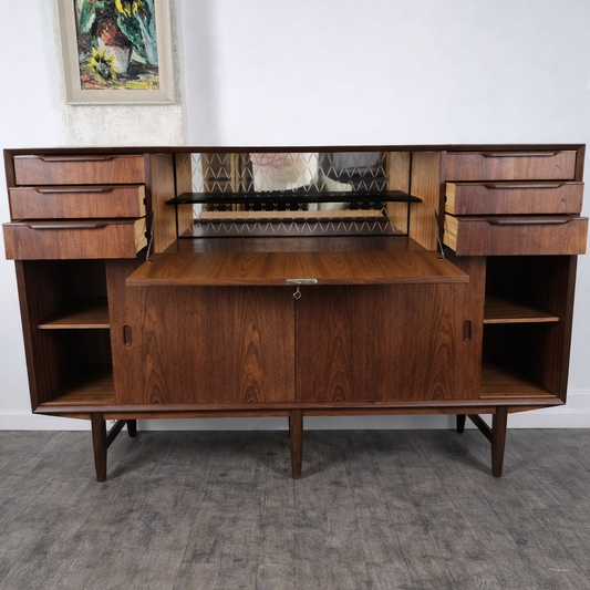 Enfilade bar en teck à tiroirs et portes, Danemark, 1960 – vue de trois-quarts – en teck, miroir – Danemark, années 1960 – Atelier 56
