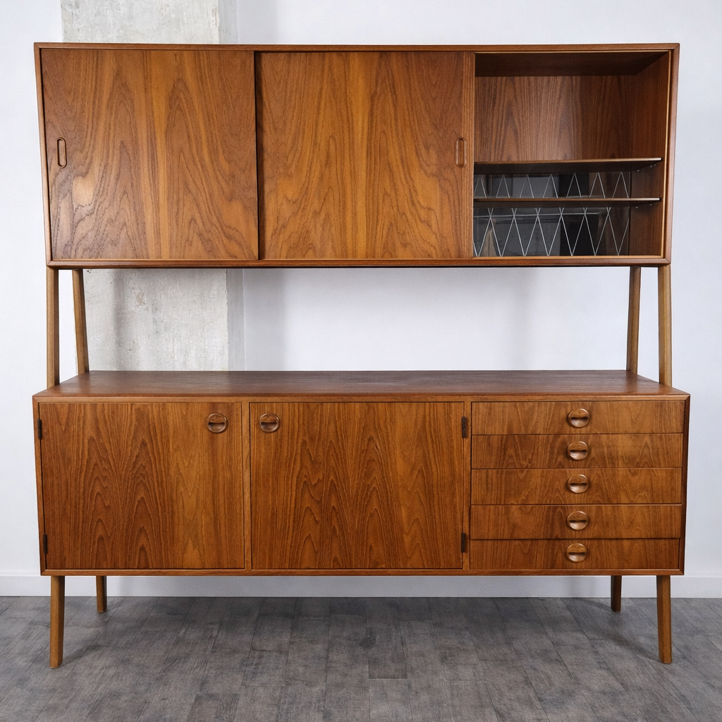 Double enfilade en teck, Danemark, années 1960. – vue de profil – en teck, miroir – Danemark, années 1960 – Atelier 56