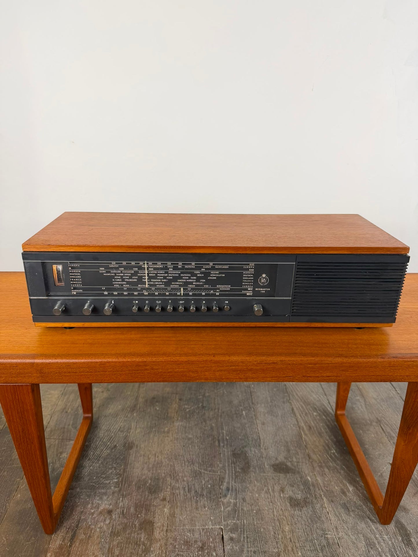 Radio mono vintage Bang & Olufsen Beomaster 700 en teck avec module Bluetooth