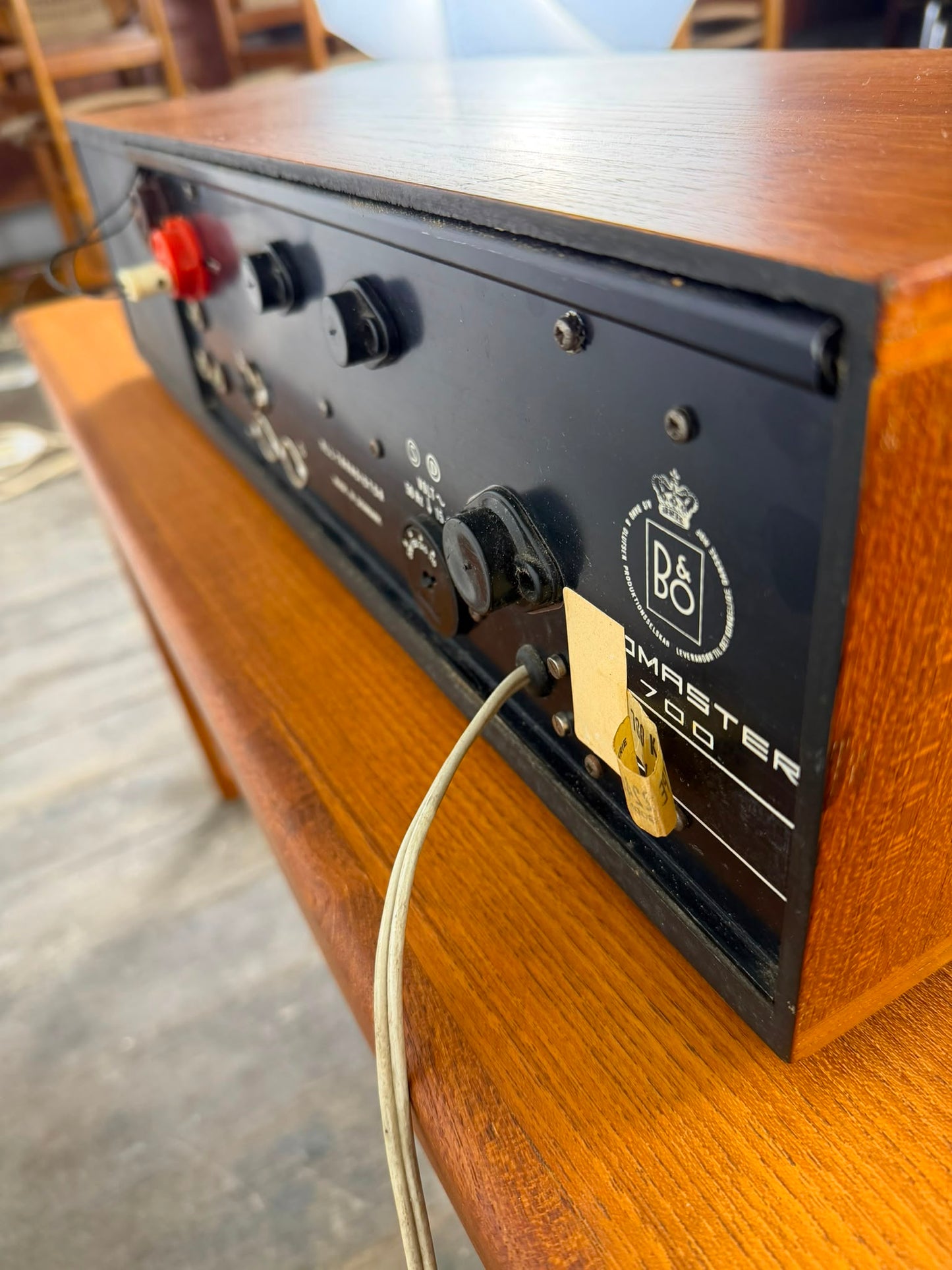 Radio mono vintage Bang & Olufsen Beomaster 700 en teck avec module Bluetooth