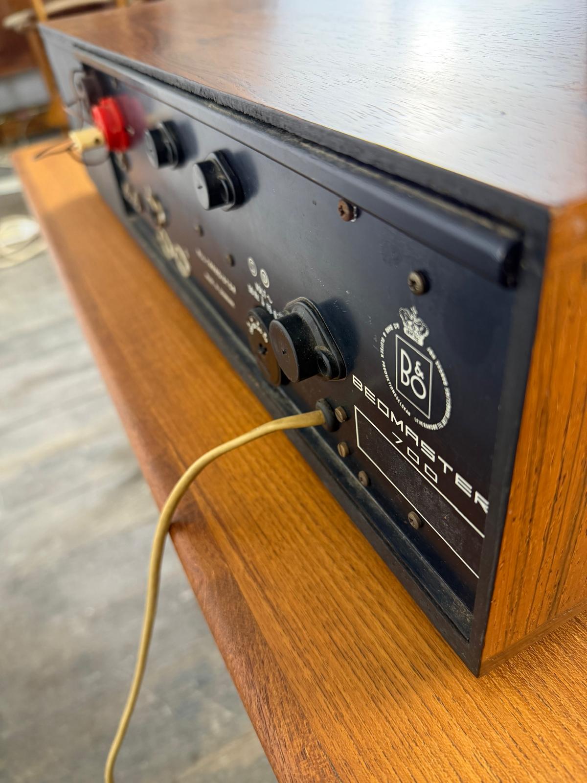 Radio mono vintage Bang & Olufsen Beomaster 700 en palissandre avec module Bluetooth
