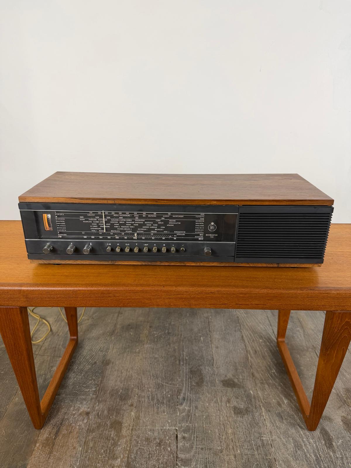 Radio mono vintage Bang & Olufsen Beomaster 700 en palissandre avec module Bluetooth