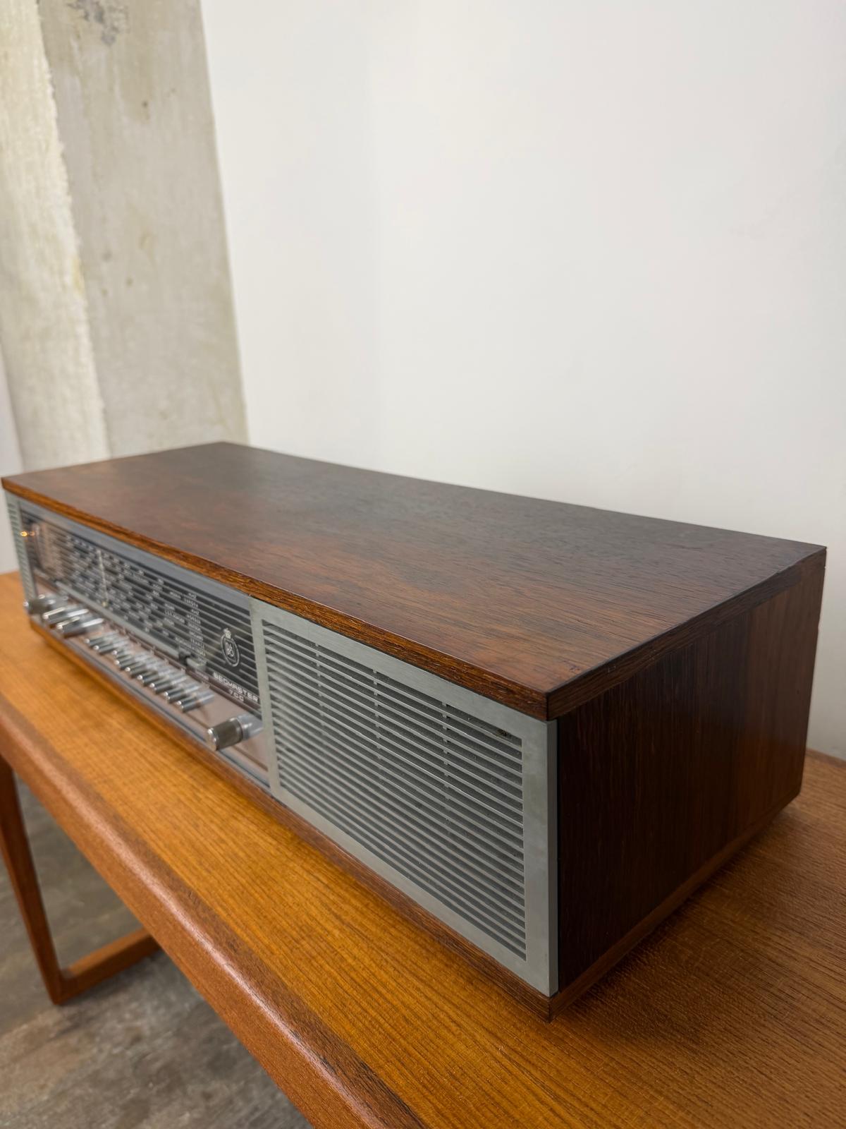 Radio mono vintage Bang & Olufsen Beomaster 700 en palissandre avec module Bluetooth