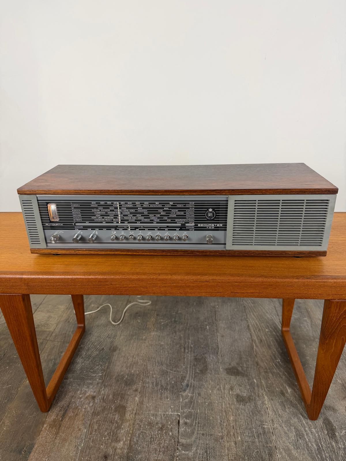 Radio mono vintage Bang & Olufsen Beomaster 700 en palissandre avec module Bluetooth