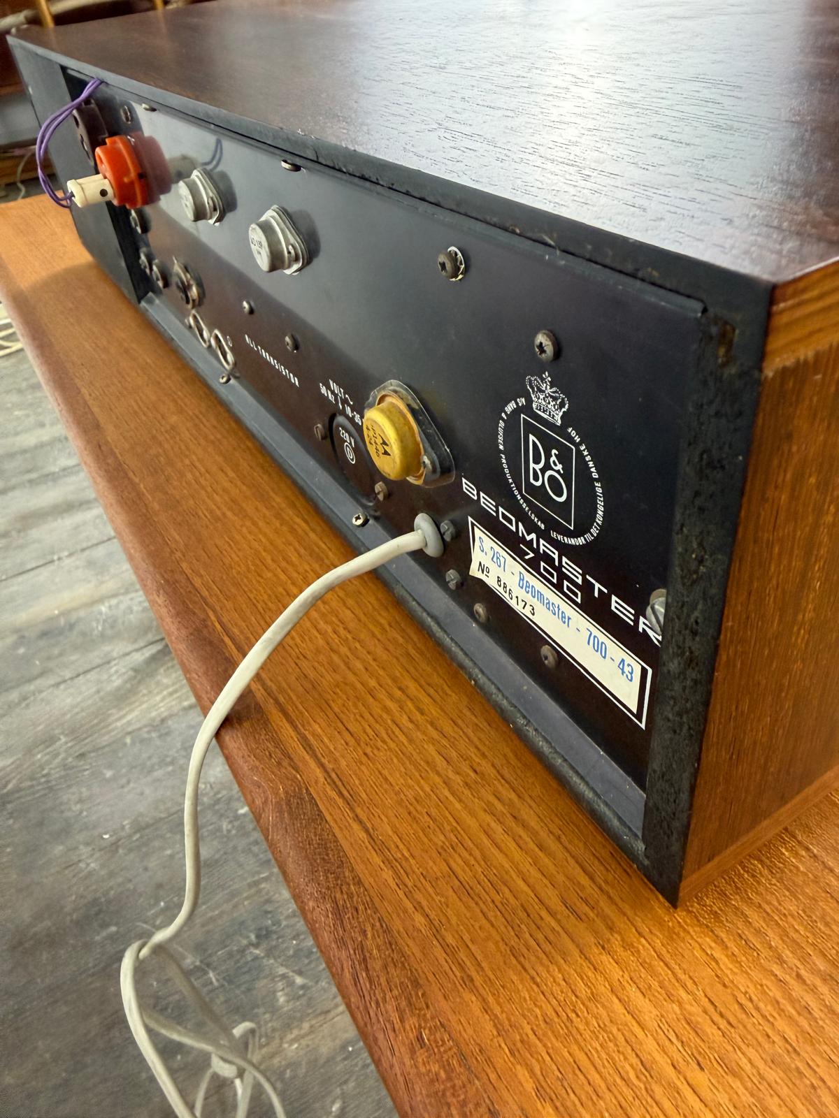 Radio mono vintage Bang & Olufsen Beomaster 700 en palissandre avec module Bluetooth