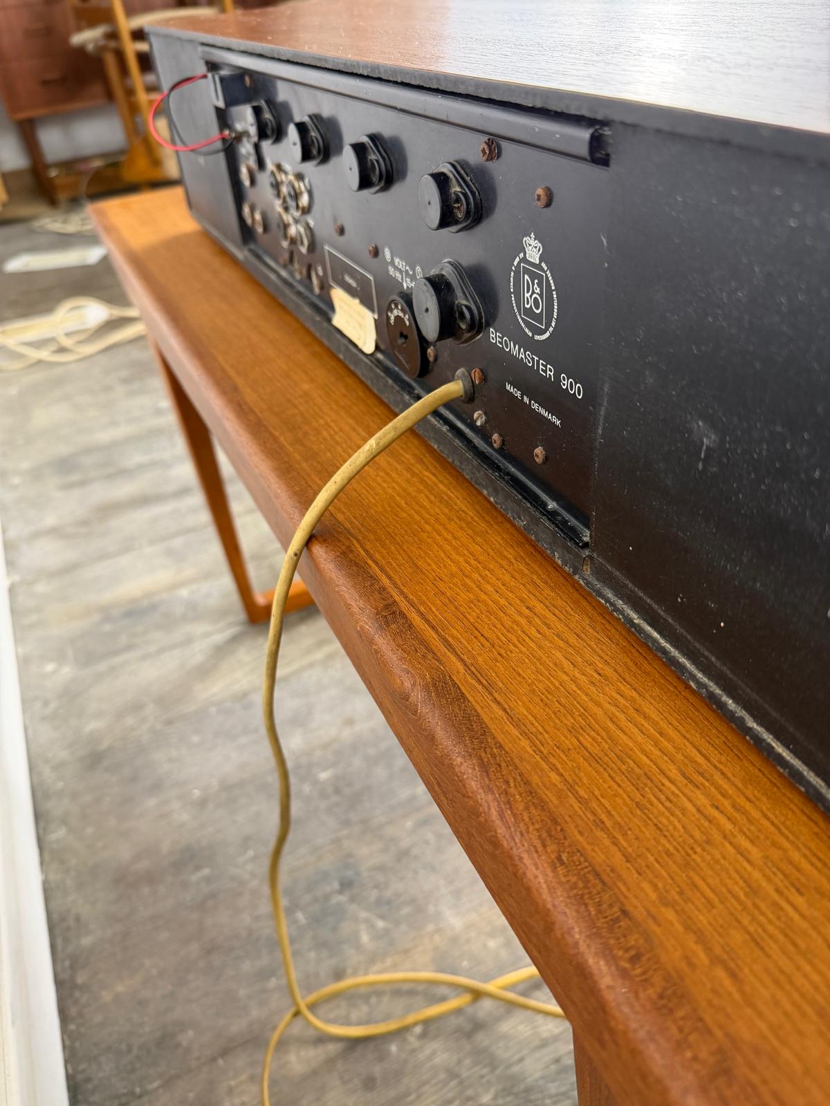 Radio stéréo vintage Bang & Olufsen Beomaster 900 en teck avec module Bluetooth
