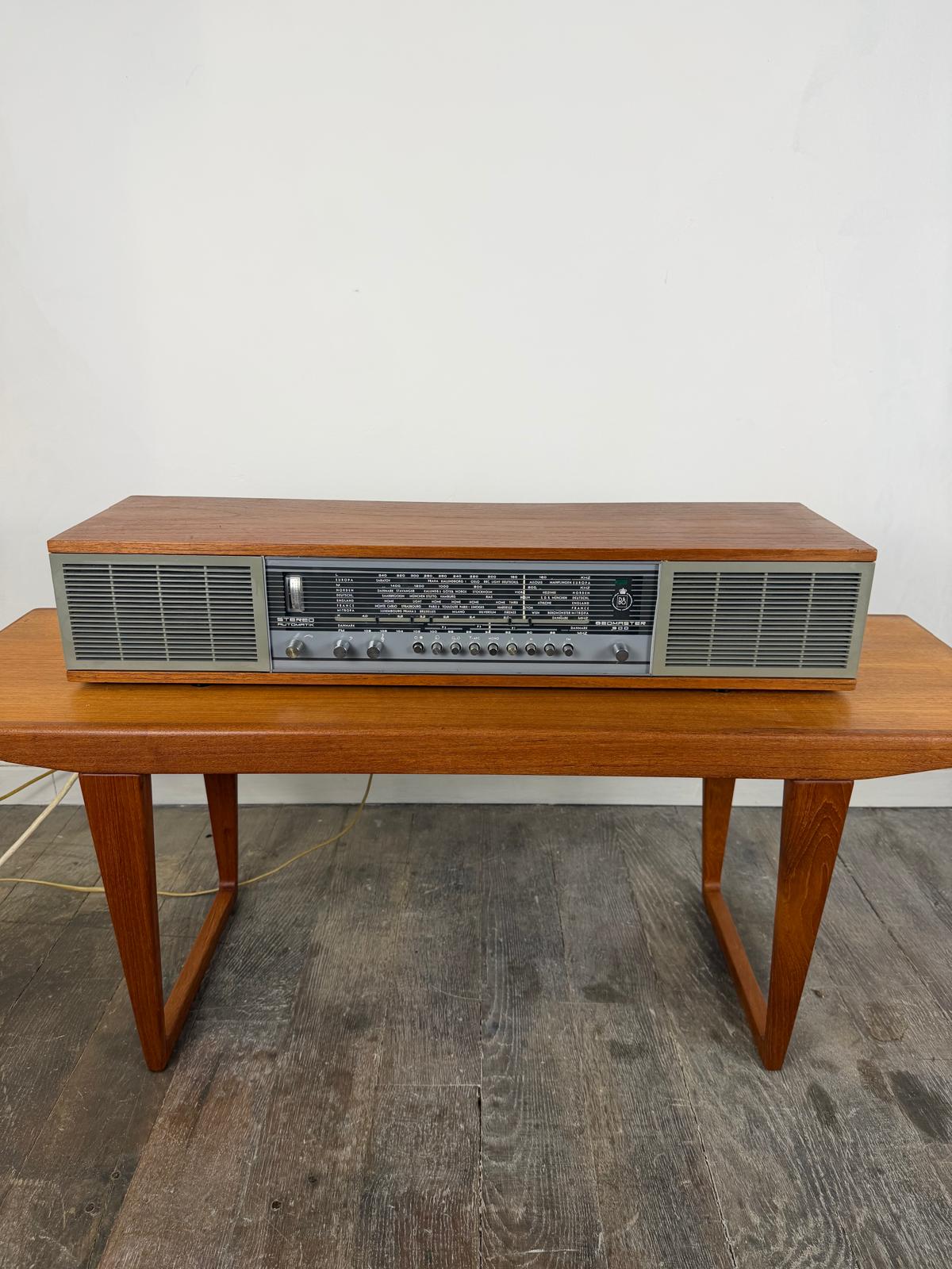 Radio stéréo vintage Bang & Olufsen Beomaster 900 en teck avec module Bluetooth