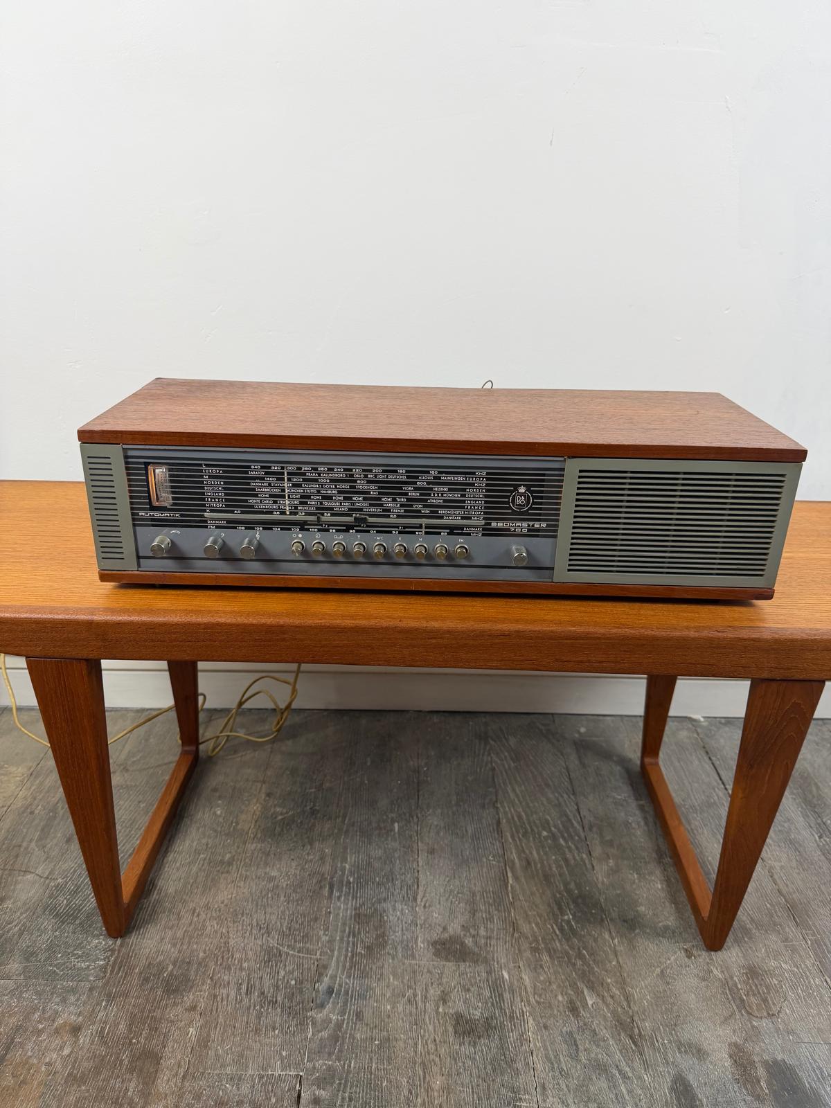 Radio mono vintage Bang & Olufsen Beomaster 700 en teck avec module Bluetooth