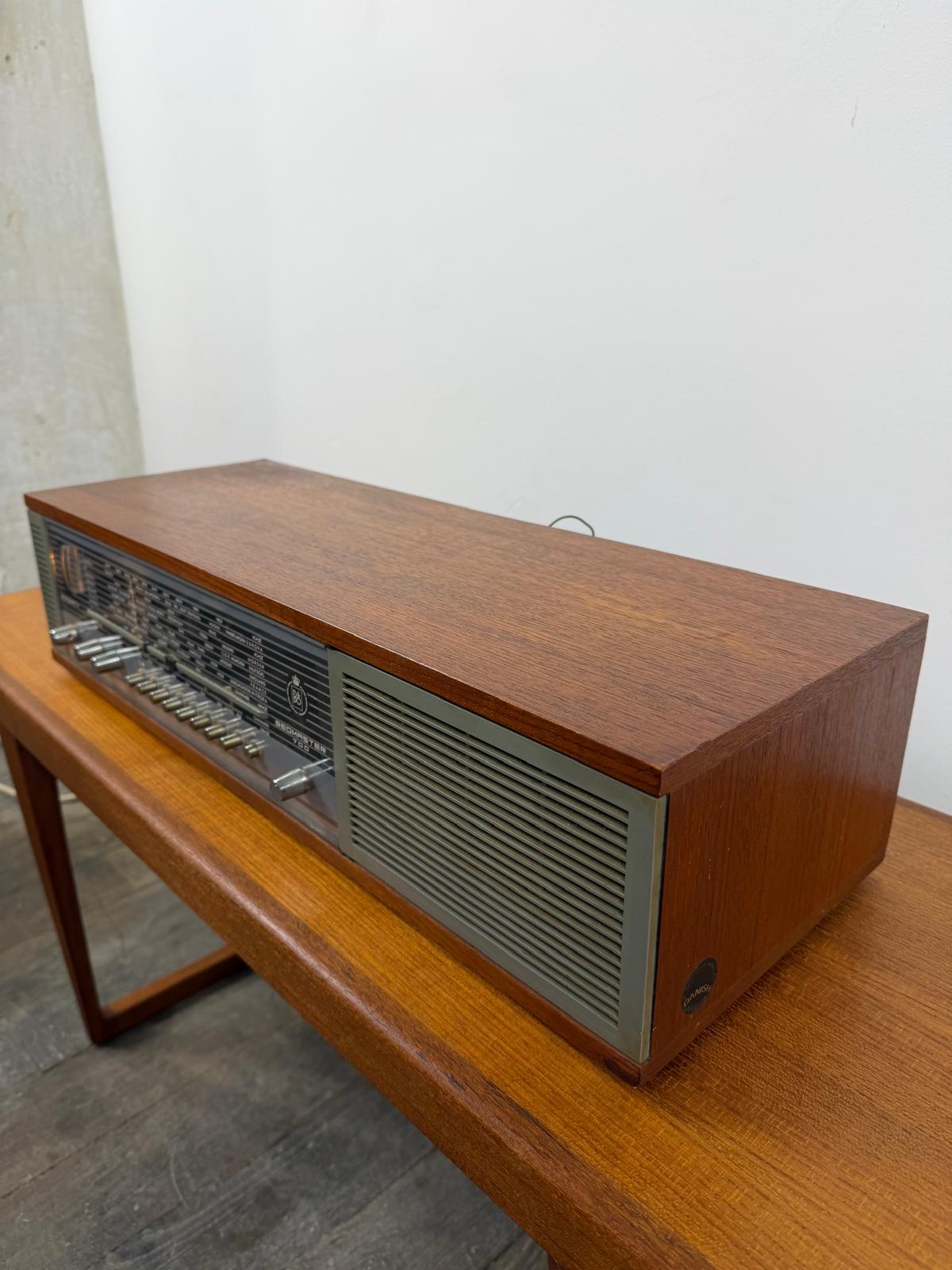 Radio mono vintage Bang & Olufsen Beomaster 700 en teck avec module Bluetooth