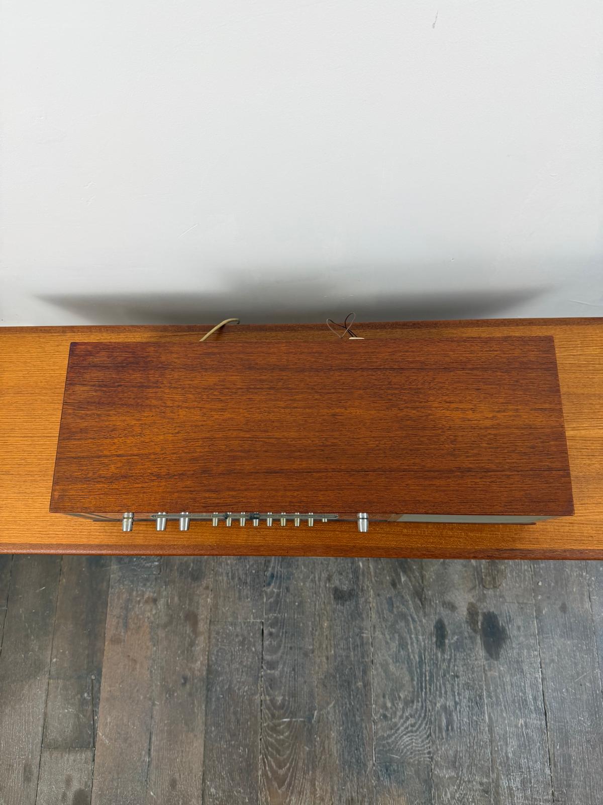 Radio mono vintage Bang & Olufsen Beomaster 700 en teck avec module Bluetooth