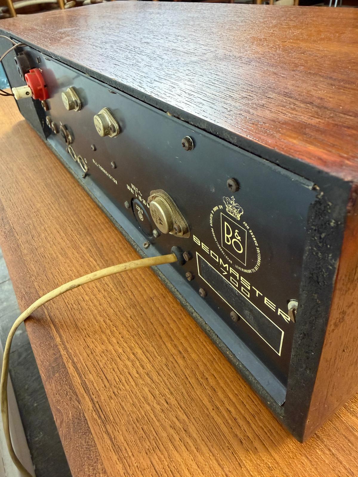 Radio mono vintage Bang & Olufsen Beomaster 700 en teck avec module Bluetooth