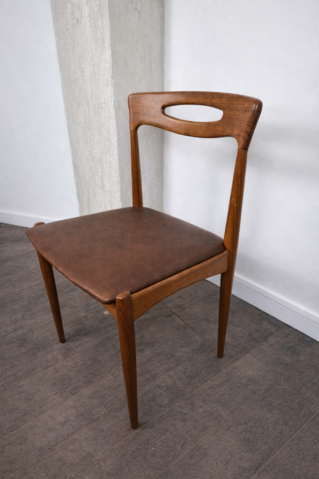 Chaises en teck et simili cuir par Johannes Andersen pour Uldum Møbelfabrik, Danemark, 1960 – vue de trois-quarts – en teck, cuir, simili cuir – Danemark, années 1960 – Atelier 56