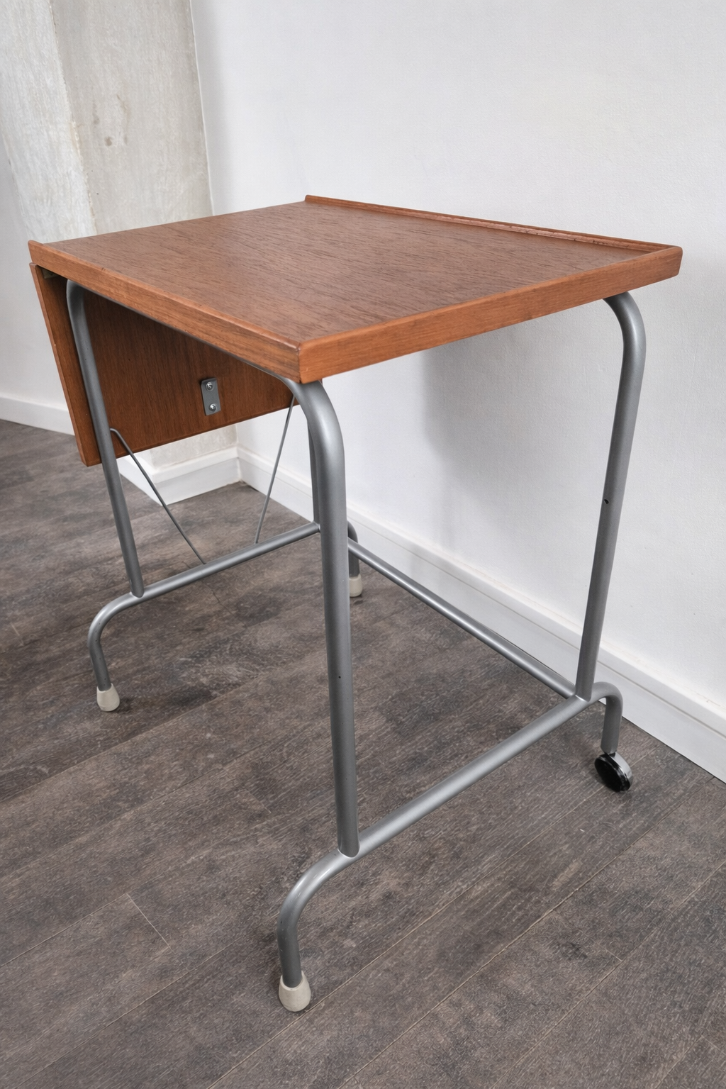 Table d'appoint à roulettes et extension mobile en teck et métal, Danemark, 1960 – vue de profil – en teck, métal – Danemark, années 1960 – Atelier 56