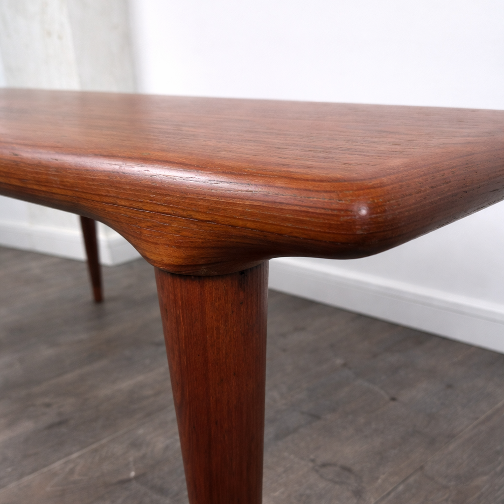 Table basse en teck, Danemark, 1960 – détail du plateau – en teck – Danemark, années 1960 – Atelier 56