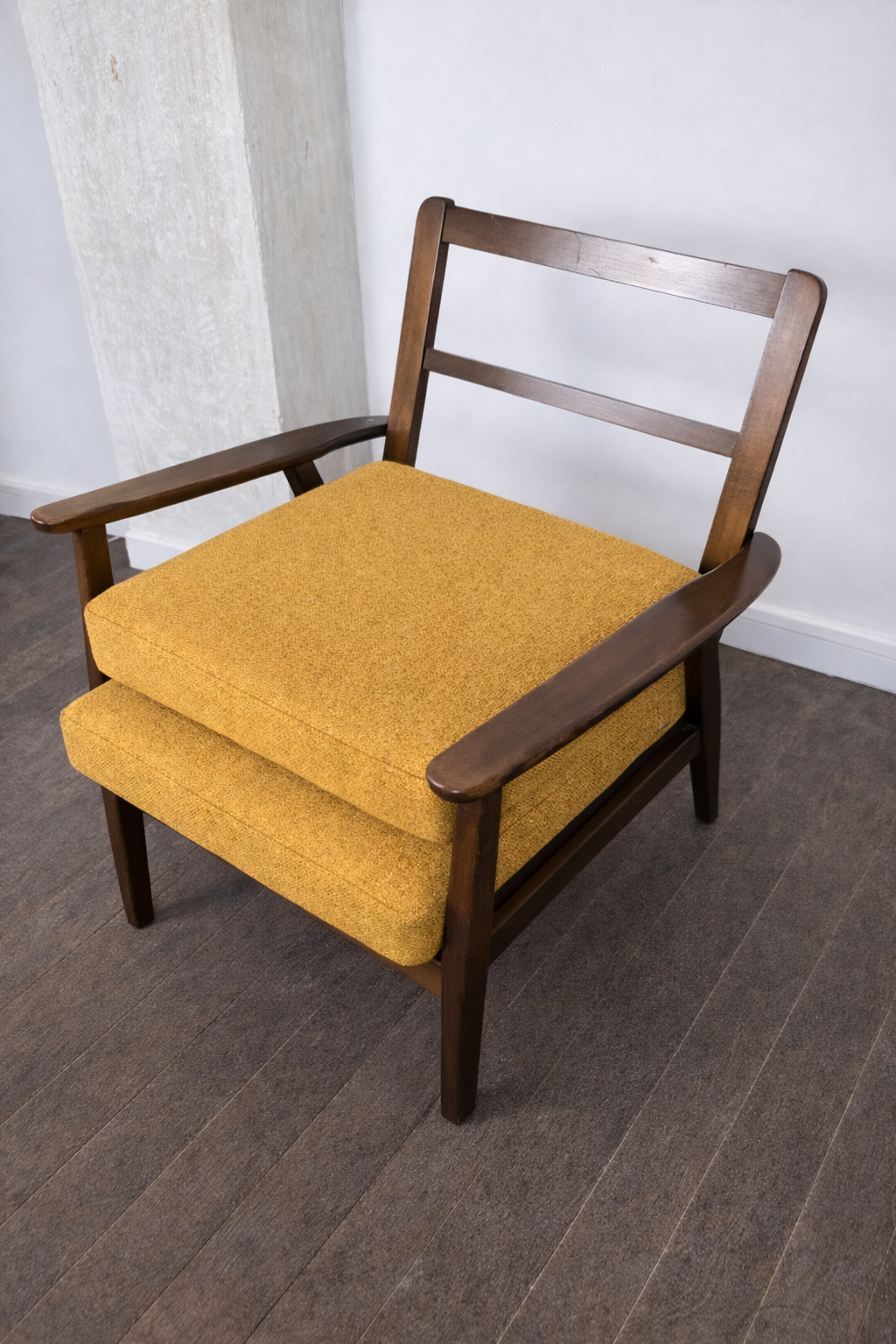 Fauteuil en teck, Danemark, 1970 – vue de profil – en teck – Danemark, années 1960 – Atelier 56