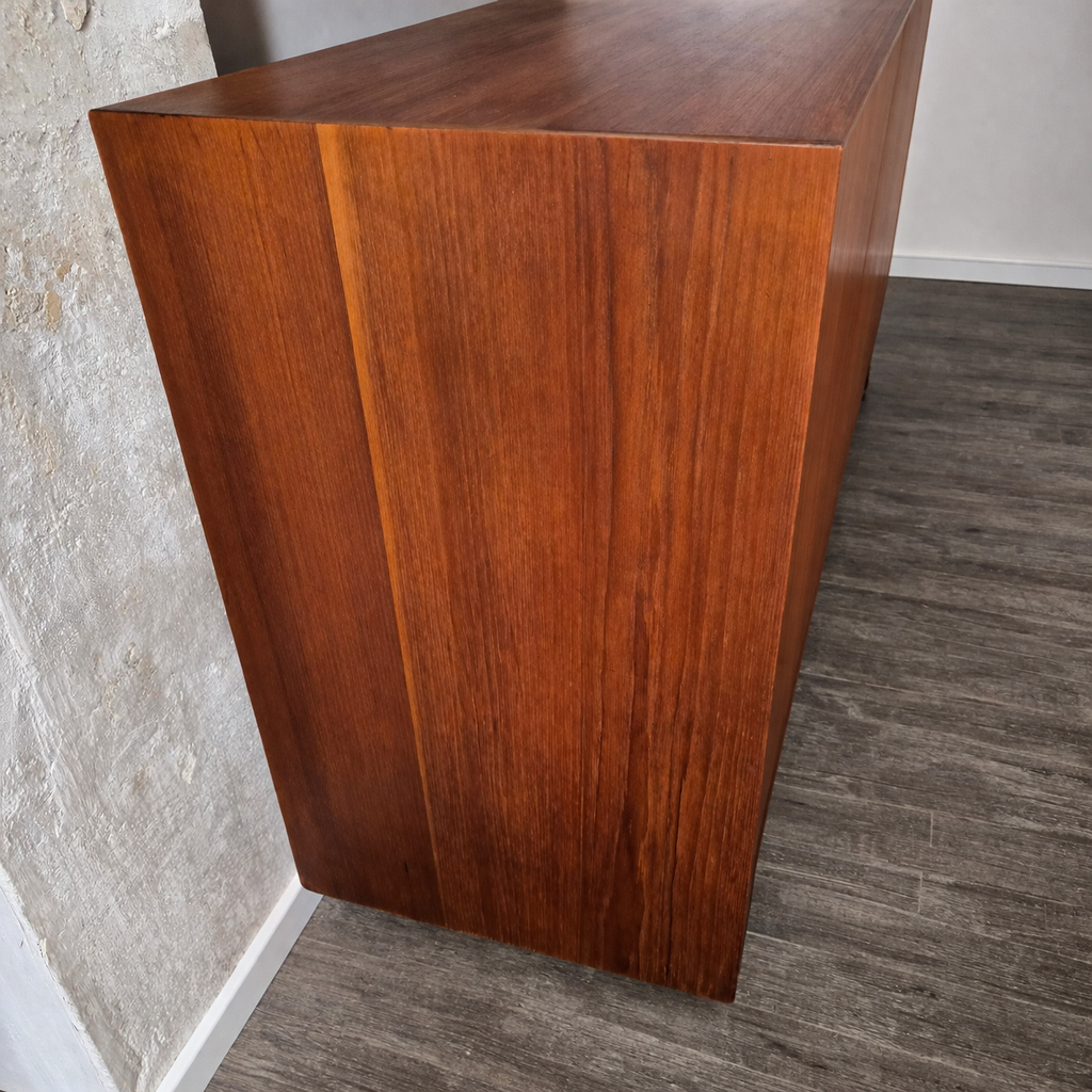 Enfilade bar en teck et palissandre à tiroirs et portes en marquèterie, Danemark, 1950 – détail des poignées et façades – en teck, palissandre – Danemark, années 1950 – Atelier 56