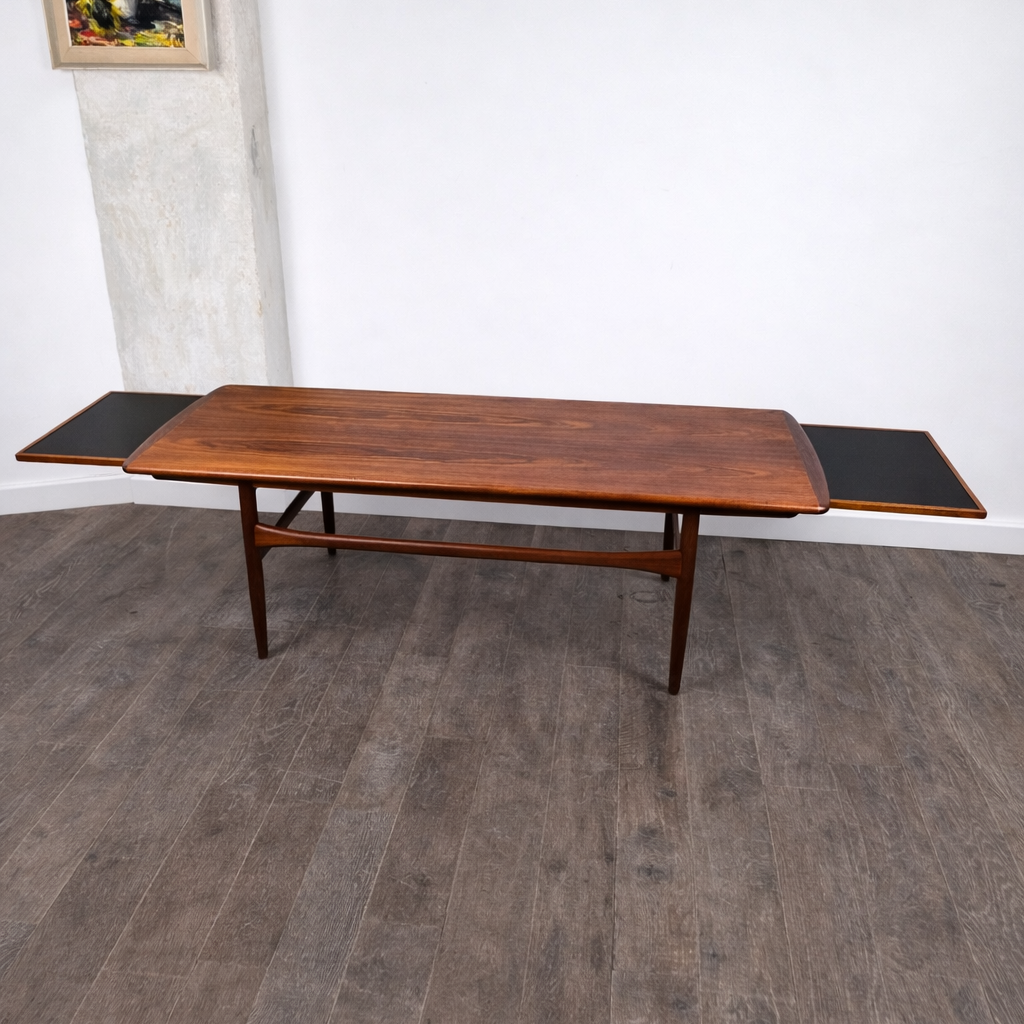 Table basse en teck avec plateaux escamotables attribuée à Robert Christensen pour Arrebo Mobler, Danemark, 1960 – vue de profil – en teck – Danemark, années 1960 – Atelier 56