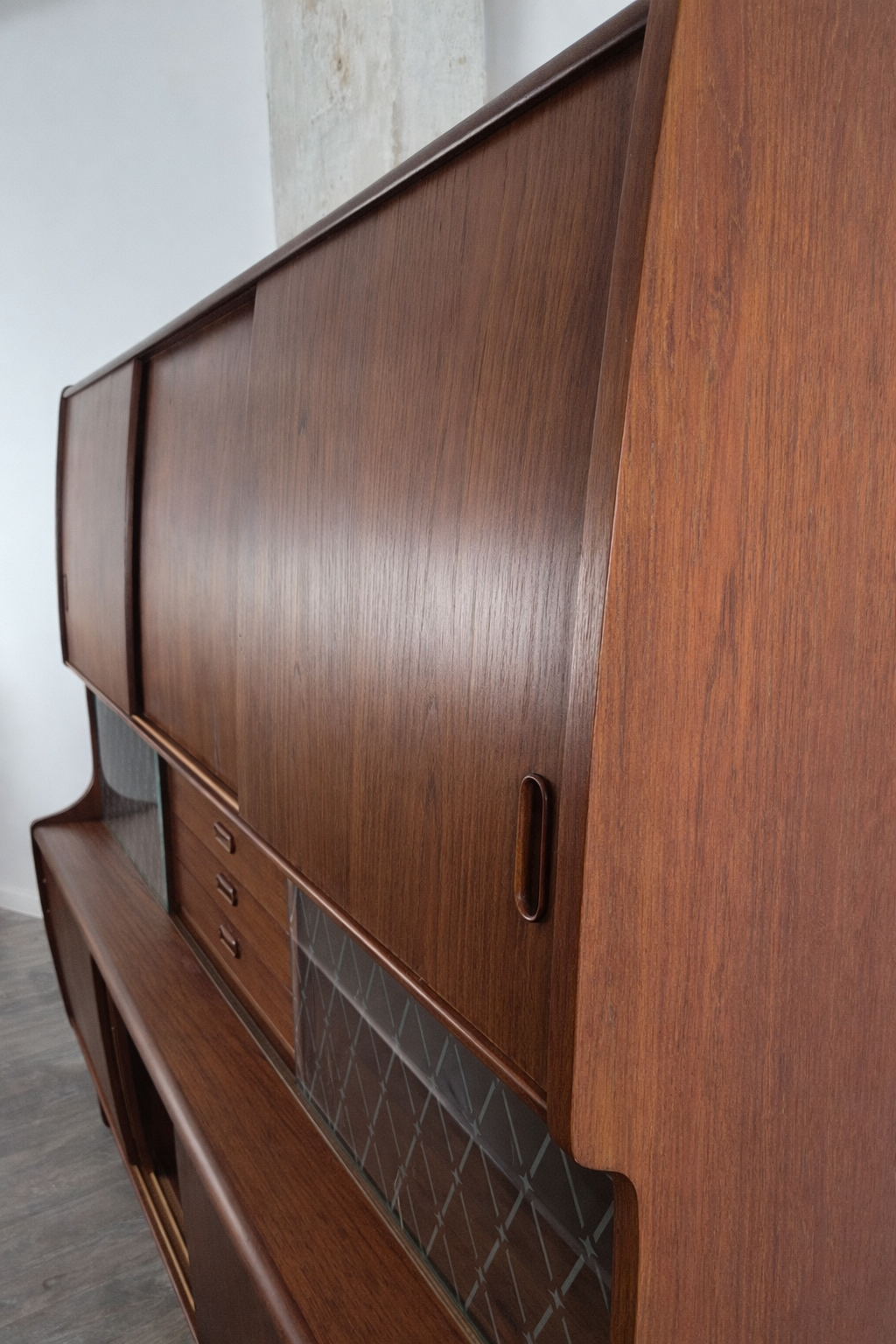 Double enfilade bar en teck par Poul M. Jessen pour PMJ Viby, Danemark, 1950 – détail du plateau et du veinage du bois – en teck, miroir – Danemark, années 1950 – Atelier 56