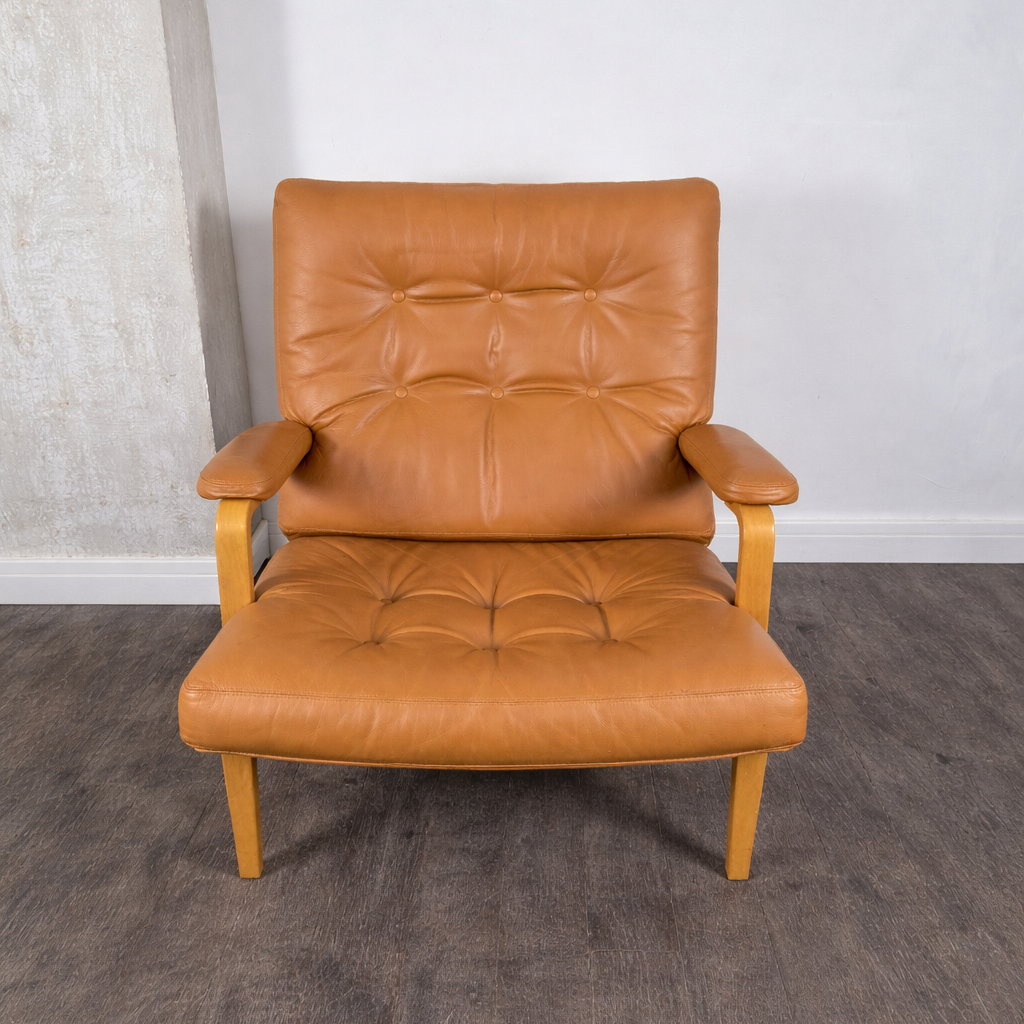 Paire de fauteuils modèle Ingrid en hêtre et cuir par Bruno Mathsson pour Dux Ingrid Lounge Chairs, Danemark, 1960 – vue de trois-quarts – en cuir – Danemark, années 1960 – Atelier 56