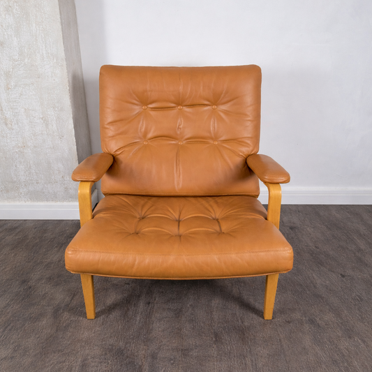 Paire de fauteuils modèle Ingrid en hêtre et cuir par Bruno Mathsson pour Dux Ingrid Lounge Chairs, Danemark, 1960 – vue de trois-quarts – en cuir – Danemark, années 1960 – Atelier 56