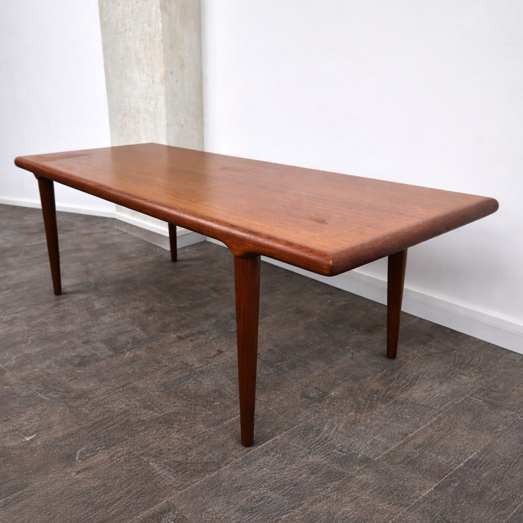 Table basse en teck, Danemark, 1960 – vue de profil – en teck – Danemark, années 1960 – Atelier 56